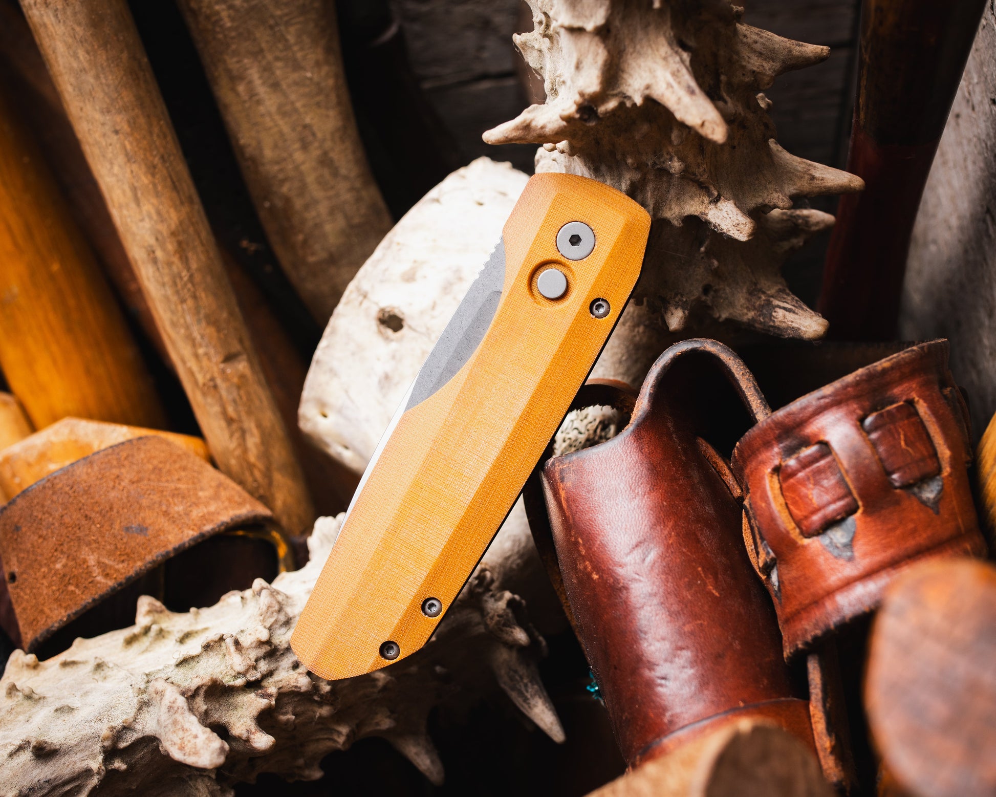 Pro-Tech-Pro-Tech VERO1211-NATURAL.Linen Vero Synapse Auto - Black Aluminum and Natural Linen Micarta Handle - Stonewash Magnacut Blade - Blasted Hardware - Machined Ti Clip-Urban Cutlery