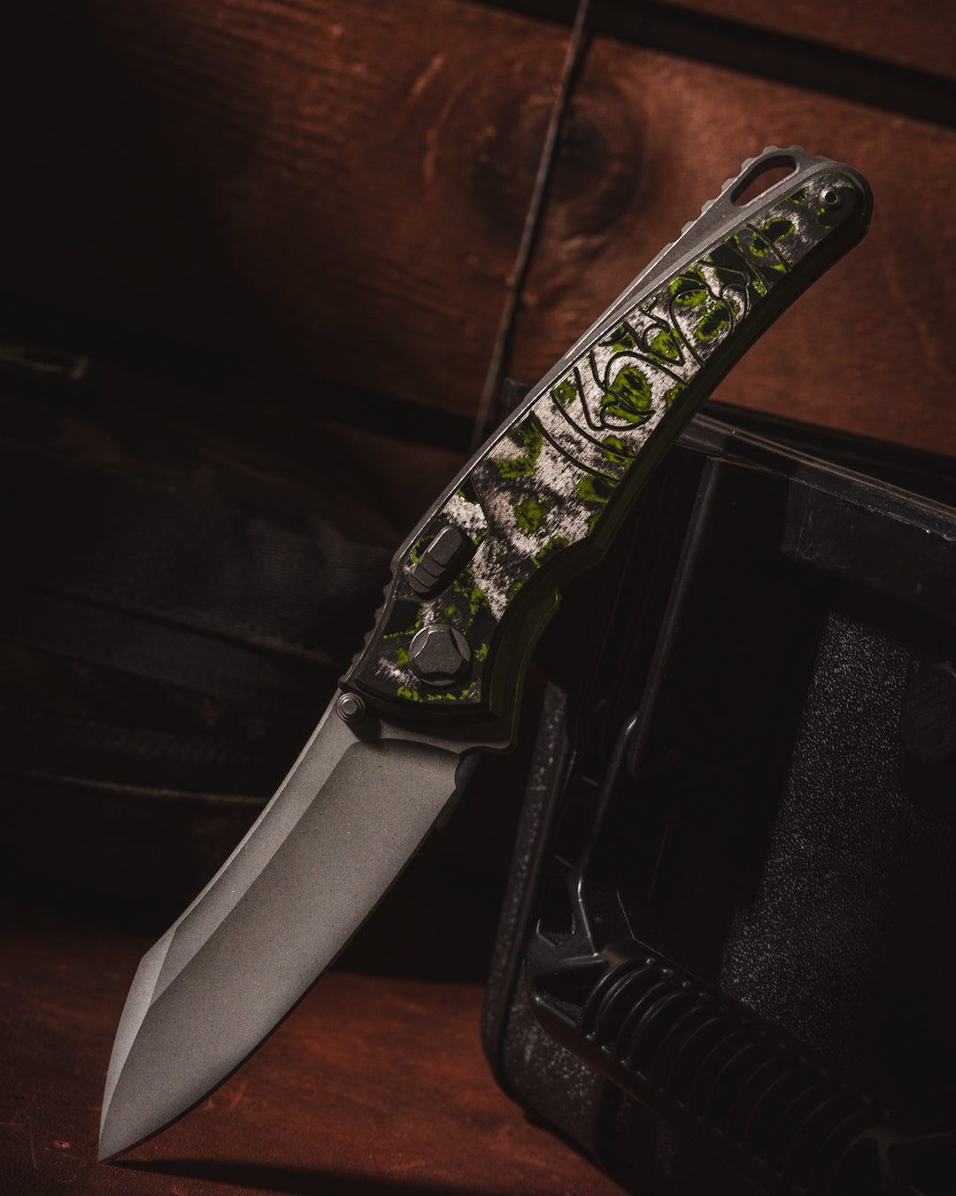 Hawk Knives Talon - Toxic Moss CamoCarbon Handle Inlay - Tumbled M390 Blade