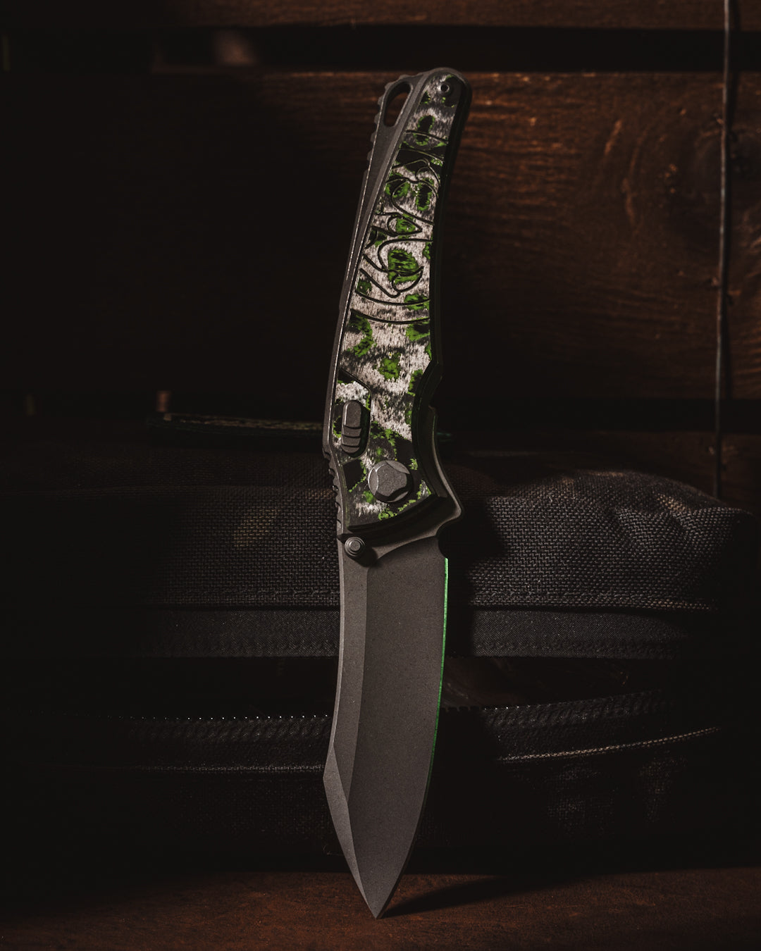 Hawk Knives Talon - Toxic Moss CamoCarbon Handle Inlay - Tumbled M390 Blade